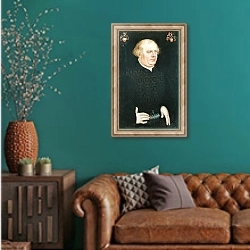 «Портрет мужчины 27» в интерьере гостиной с зеленой стеной над диваном