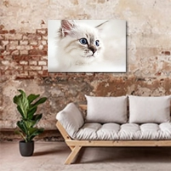«Сибирский котенок» в интерьере гостиной в стиле лофт над диваном
