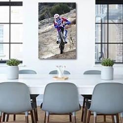 «Велогонщик» в интерьере офиса над столом для конференций