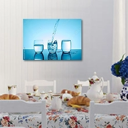 «Минеральная вода в трех бокалах» в интерьере кухни в стиле прованс над столом с завтраком