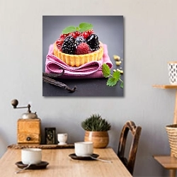 «Тарталетка с ягодами» в интерьере кухни над обеденным столом с кофемолкой