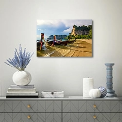 «Тайланд. Четыре лодки на солнечном пляже» в интерьере современной гостиной с голубыми деталями