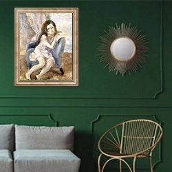 «Woman Sitting, 1925-26» в интерьере классической гостиной с зеленой стеной над диваном