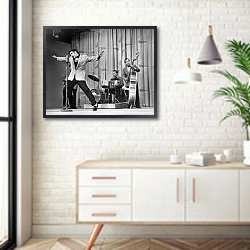 «История в черно-белых фото 56» в интерьере комнаты в скандинавском стиле над тумбой