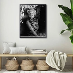 «Monroe, Marilyn 128» в интерьере комнаты в стиле ретро с плетеными корзинами