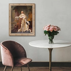 «Louis XVI 3» в интерьере в классическом стиле над креслом