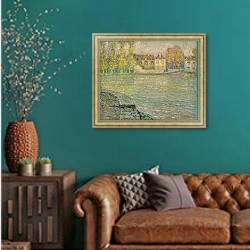 «Houses by the River at Sunset, Moret; Maisons sur la riviere au soleil couchant, Moret, 1918» в интерьере гостиной с зеленой стеной над диваном