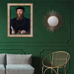 «Портрет мужчины 10» в интерьере классической гостиной с зеленой стеной над диваном