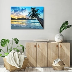 « Тропический пляж Бэ-Лазар на закате, остров Маэ, Сейшелы» в интерьере современной комнаты над комодом