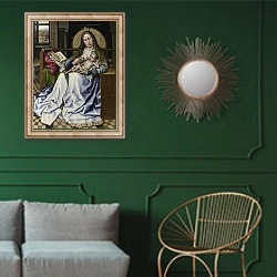 «Дева Мария и младенец перед камином» в интерьере классической гостиной с зеленой стеной над диваном