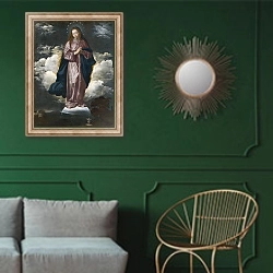 «Концепция девственности» в интерьере классической гостиной с зеленой стеной над диваном