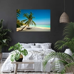 «Мальдивы. Пляж с лежаками» в интерьере современной спальни с черными стенами