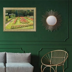 «The Flower Terrace in the Wannsee Garden, 1921» в интерьере классической гостиной с зеленой стеной над диваном