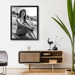 «Bardot, Brigitte 13» в интерьере комнаты в стиле ретро над тумбой