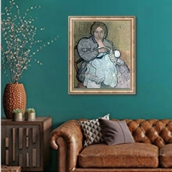 «Maternity with a White Dress c.1895» в интерьере гостиной с зеленой стеной над диваном