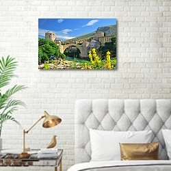 «Босния и Герцеговина. Город Мостар» в интерьере современной спальни в белом цвете с золотыми деталями