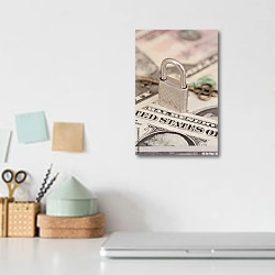 «Замок и бронзовый ключ на долларовых банкнотах» в интерьере офиса над столом