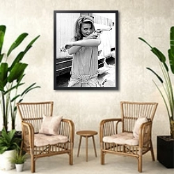 «Ann-Margret (Viva Las Vegas)» в интерьере комнаты в стиле ретро с плетеными креслами