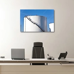 «Белый резервуар для хранения нефтепродуктов» в интерьере кабинета директора над офисным креслом