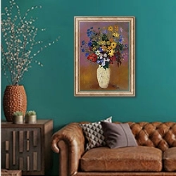 «Vase of Flowers (2)» в интерьере гостиной с зеленой стеной над диваном