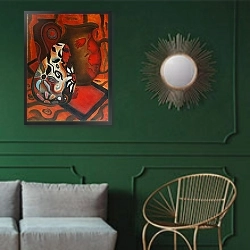 «The Vase Woman, 2000» в интерьере классической гостиной с зеленой стеной над диваном