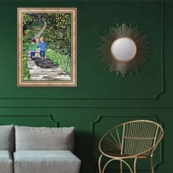 «Childhood Adventure» в интерьере классической гостиной с зеленой стеной над диваном