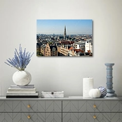 «Брюссель. Бельгия» в интерьере современной гостиной с голубыми деталями