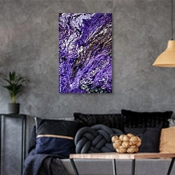 «Фиолетовый минерал» в интерьере гостиной в стиле лофт в серых тонах