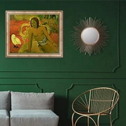 «Vairumati, 1897» в интерьере классической гостиной с зеленой стеной над диваном