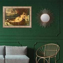 «Venus and Cupid 4» в интерьере классической гостиной с зеленой стеной над диваном