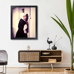 «Хепберн Одри 92» в интерьере комнаты в стиле ретро над тумбой