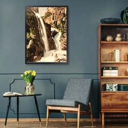 «Италия. Водопад Рива» в интерьере гостиной в стиле ретро в серых тонах