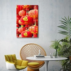 «Красные китайский фонари» в интерьере современной гостиной с желтым креслом
