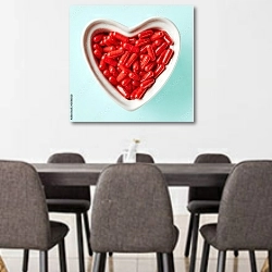 «Чаша из красных таблеток в форме сердца» в интерьере переговорной комнаты в офисе