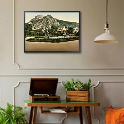 «Франция. Шербур, горы и порт дю Роул» в интерьере комнаты в стиле ретро с проигрывателем виниловых пластинок