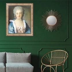 «Портрет женщины 8» в интерьере классической гостиной с зеленой стеной над диваном