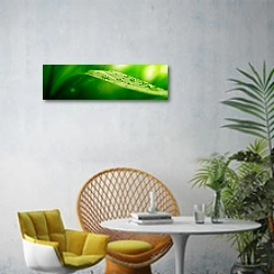 «Зеленый лист с каплями воды» в интерьере современной гостиной с желтым креслом