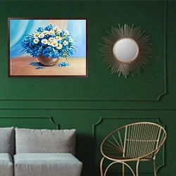 «Букет голубых весенних цветов в горшочке» в интерьере классической гостиной с зеленой стеной над диваном