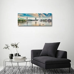 «Германия, Гамбург. Панорама города из-за озера Бинненальстер» в интерьере современной комнаты с серой банкеткой