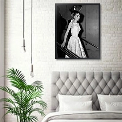«История в черно-белых фото 631» в интерьере спальни в скандинавском стиле над кроватью