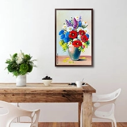 «Букет из красочных полевых цветов в вазе» в интерьере кухни с деревянным столом