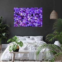 «Фиолетовые клематисы» в интерьере современной спальни с черными стенами