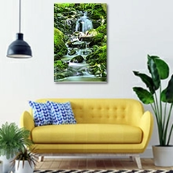 «Природный водопад» в интерьере современной гостиной с желтым диваном