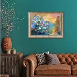 «Офелия среди цветов» в интерьере гостиной с зеленой стеной над диваном
