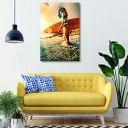 «Девушка - сёрфер на берегу океана» в интерьере современной гостиной с желтым диваном