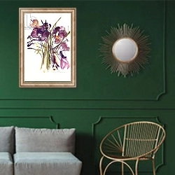 «Crocus, 2003» в интерьере классической гостиной с зеленой стеной над диваном