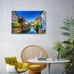 «Город Кольмар» в интерьере современной гостиной с желтым креслом