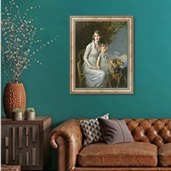 «Портрет дамы с ребенком» в интерьере гостиной с зеленой стеной над диваном