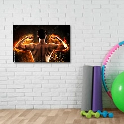 «Мускулистая спина» в интерьере фитнес-зала с кирпичной стеной