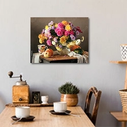 «Осенний букет с хризантемами в кувшине в деревенском стиле» в интерьере кухни над обеденным столом с кофемолкой